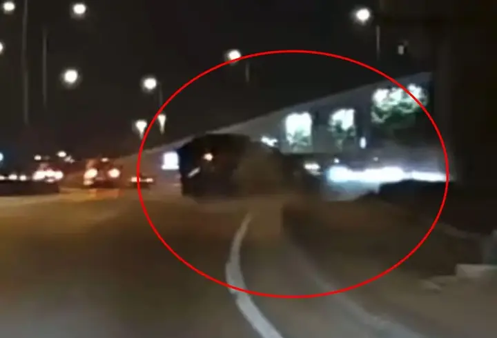 Sürücüsünün makas attığı otomobil, 2 araca çarptı; kaza kamerada 