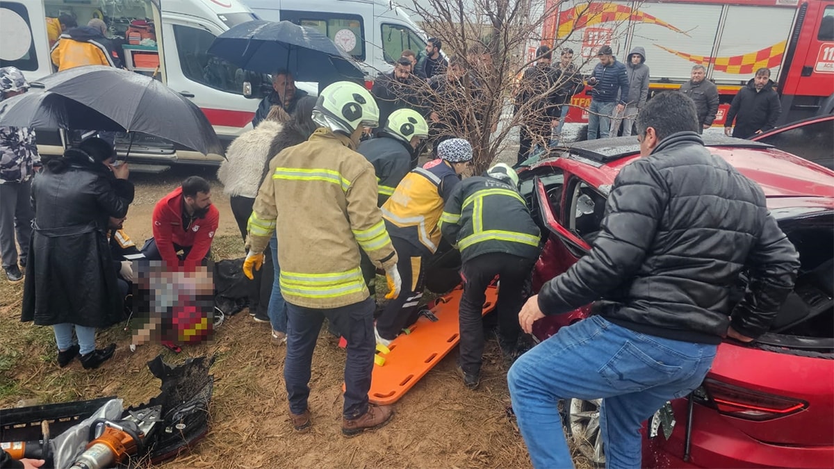 TIR'la çarpışan araçta can pazarı: 1 ölü, 3'ü ağır 4 yaralı