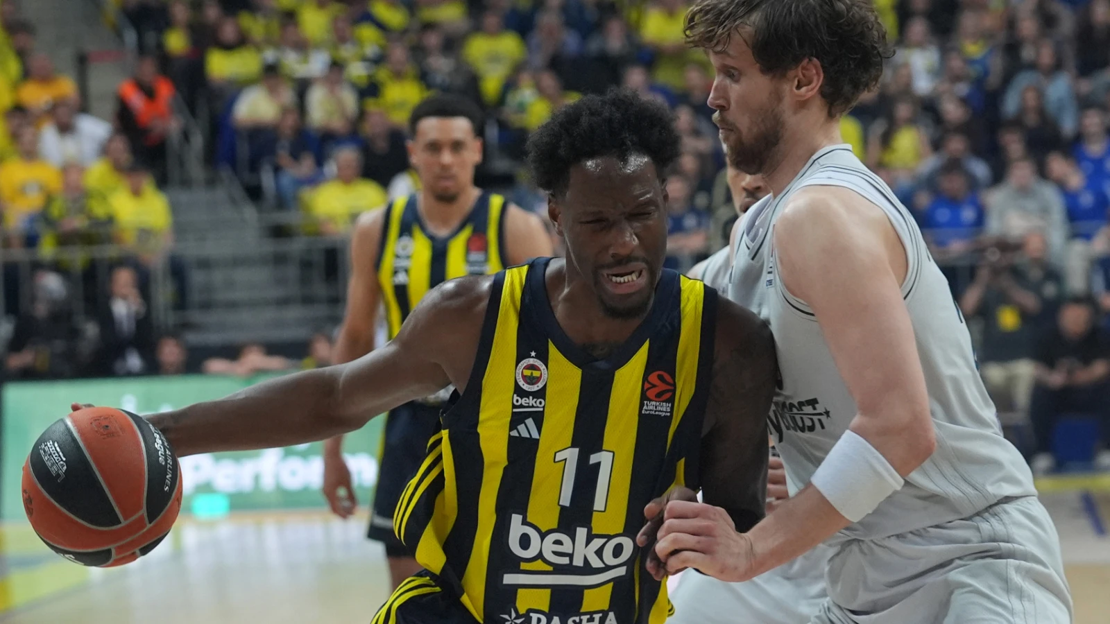 Fenerbahçe Beko, Paris Basketbol'u mağlup ederek seride 2-0 öne geçti