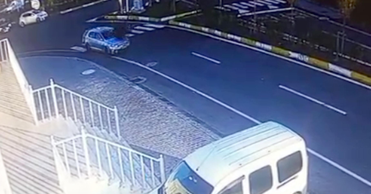 Otomobilin Yaya Geçidinde 2 Öğretmene Çarptığı Kaza Kamerada! - Habertürk Son Dakika