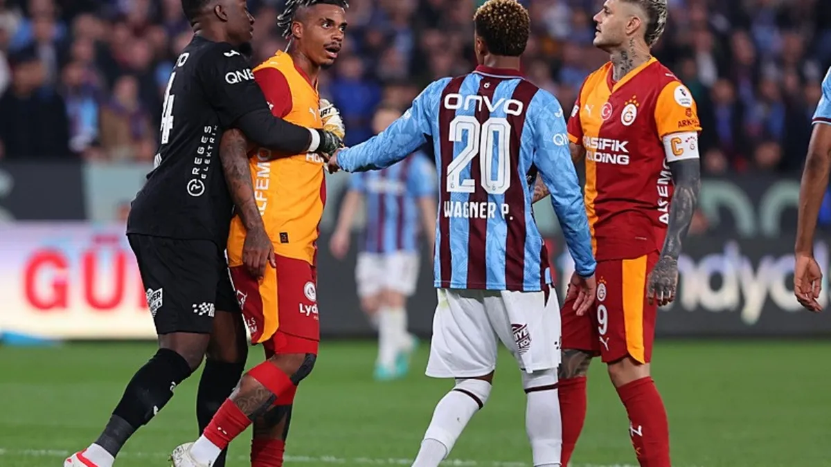 Trabzonspor-Galatasaray maçının bitiş düdüğüyle ortalık karıştı! Abdülkerim Bardakcı...