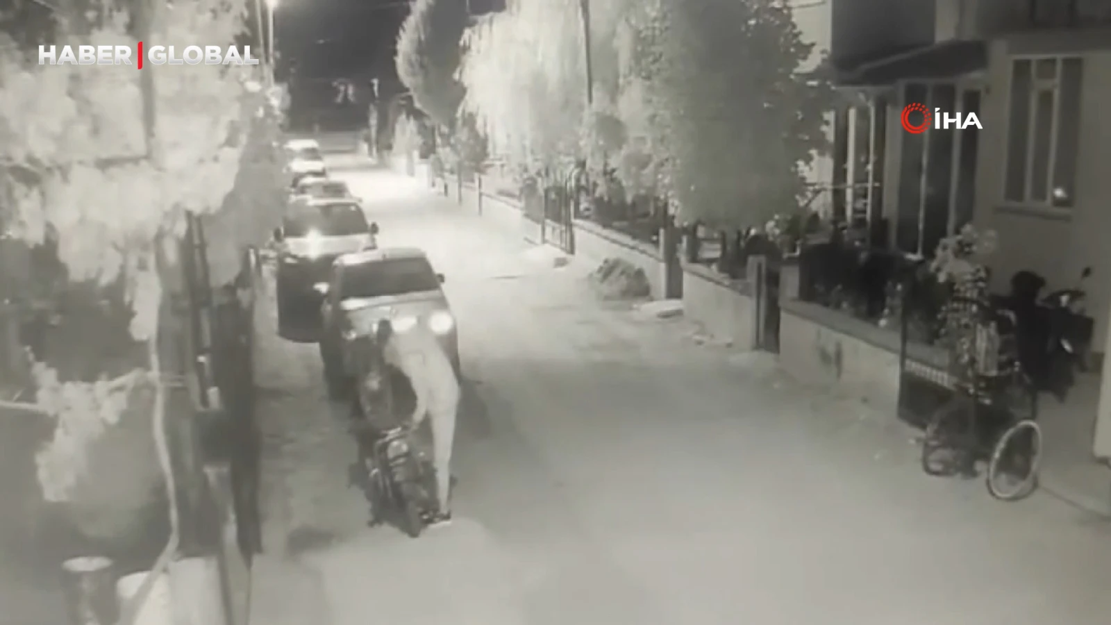 Çaldığı bisikleti beğenmedi, bırakıp motosikleti götürdü