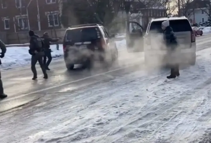 ABD'yi karıştıran saldırı! Göçmen polisi kadını arabasında vurdu