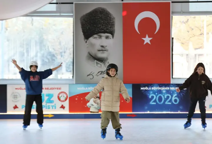 Muğla'da yeni yıl coşkusu buz paten pistiyle başladı