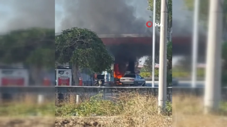 İzmir Kınık'ta Akaryakıt İstasyonunda Otomobil Yangını: İki Yaralı