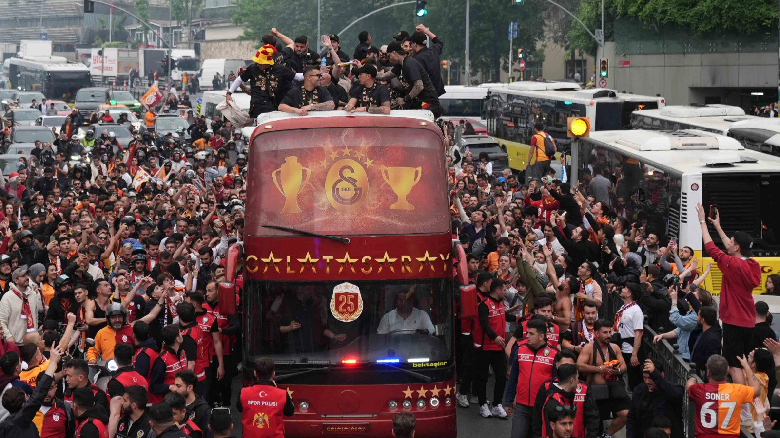 Galatasaray şampiyonluk kutlamalarına üstü açık otobüs turuyla başladı