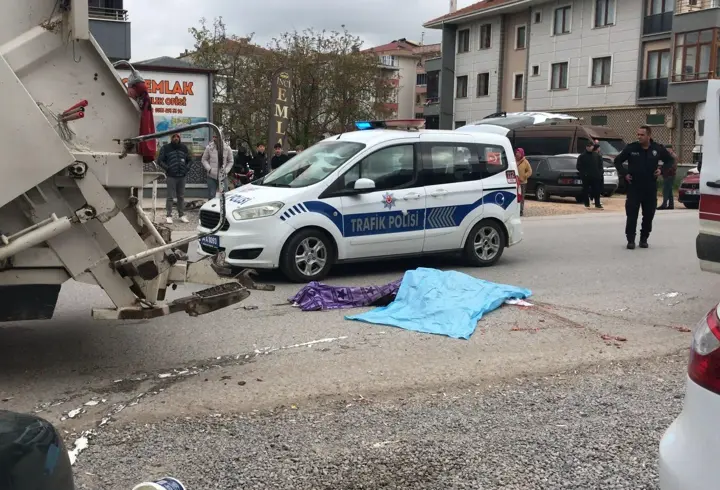 Sakarya'da çöp kamyonunun altında kalan yaya öldü; kaza anı kamerada