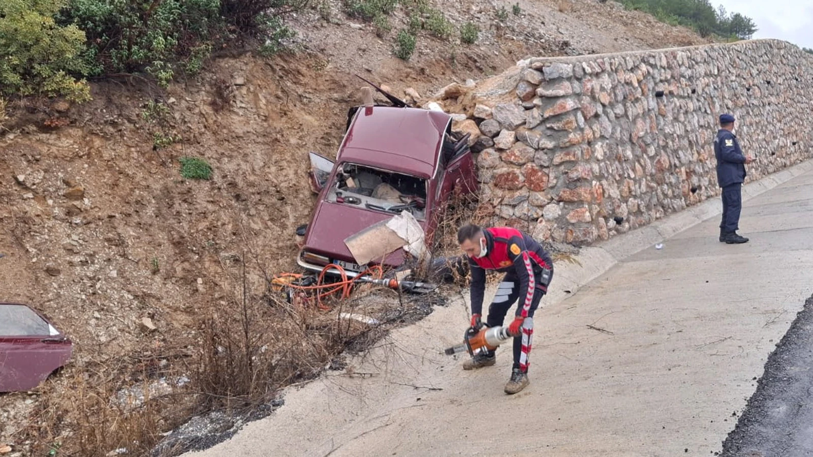 Otomobil istinat duvarına çarptı; 1 ölü, 1 yaralı