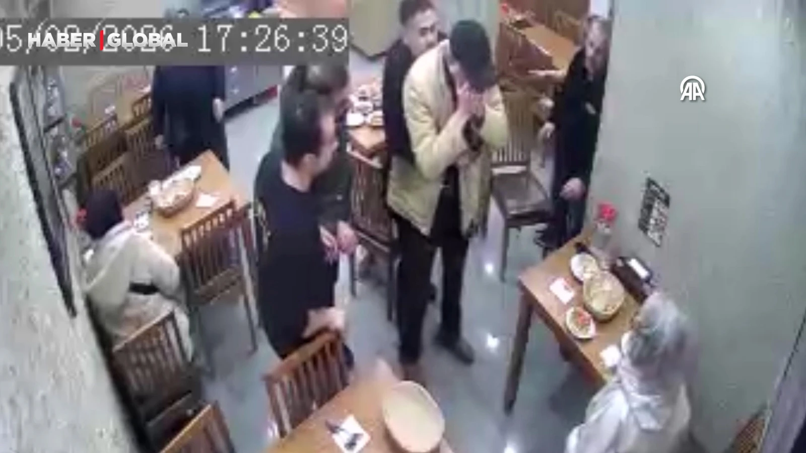 Nefes borusuna yiyecek takılan kişiyi, komiser Heimlich manevrasıyla kurtardı