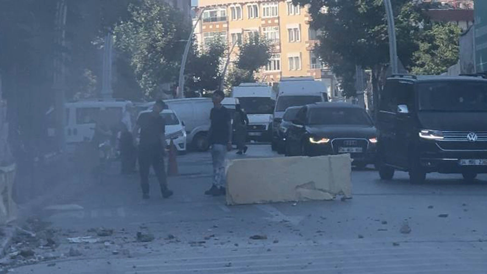 Zeytinburnu'nda kontrollü yıkım sırasında faciadan dönüldü