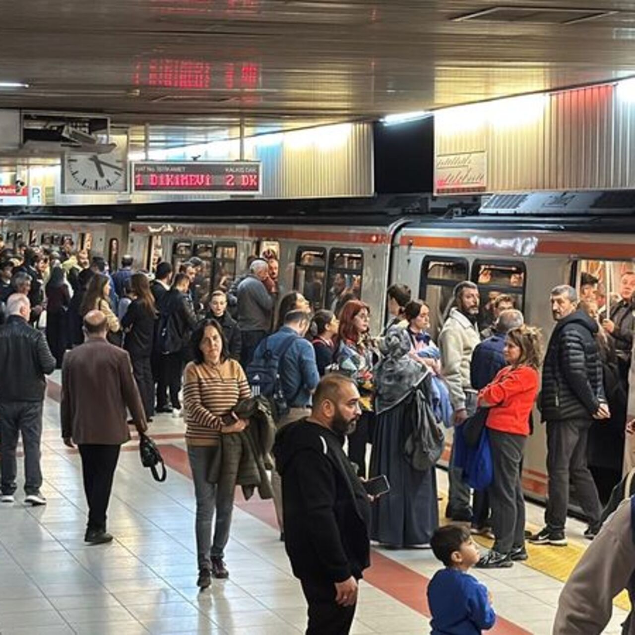Kızılay İstasyonu'ndaki ANKARAY treni arızalandı