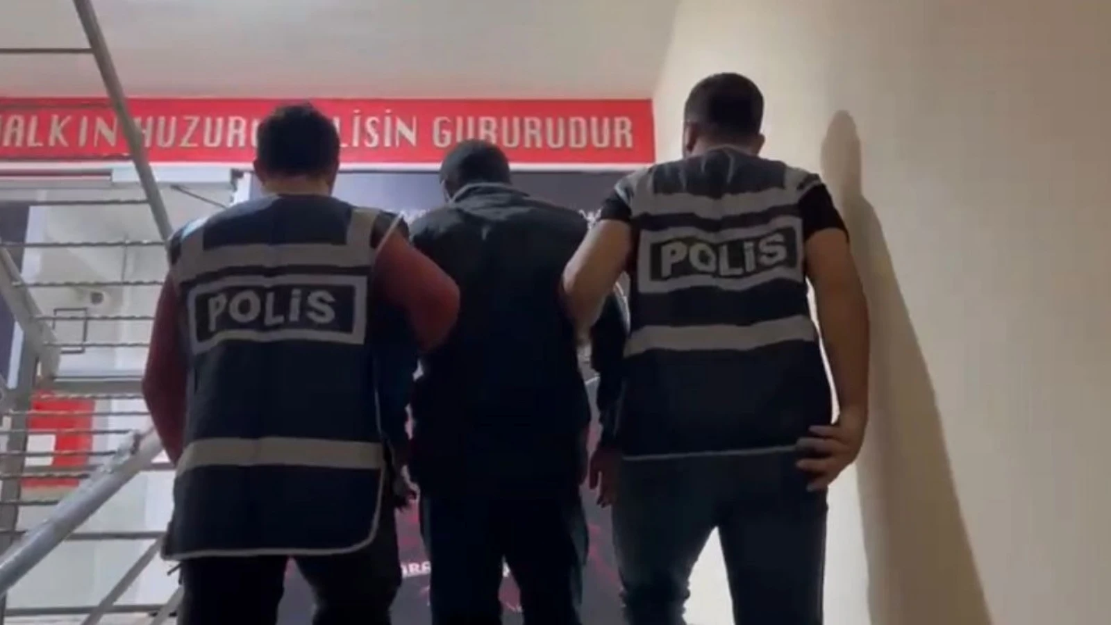 İzmir'de hapis cezası bulunan şahıs tavuk kümesinde yakalandı 
