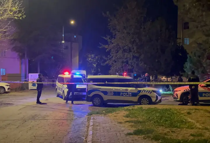 Boşanma aşamasında olduğu karısını bıçaklayarak öldürdü