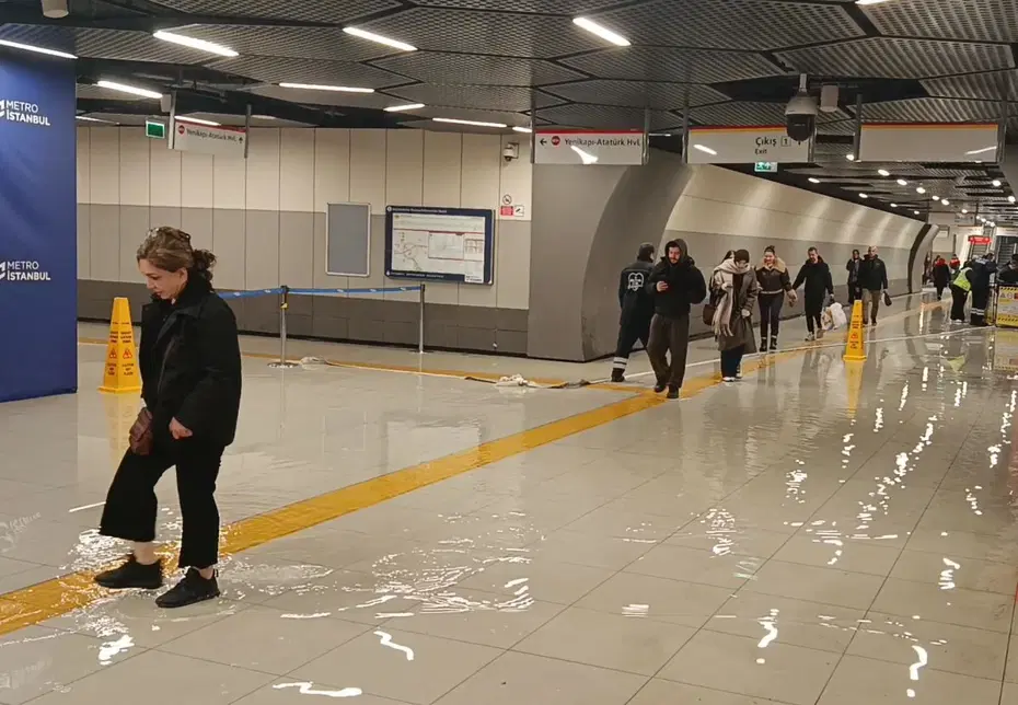 İstanbul'u sağanak vurdu. Yollar göle döndü, metroları su bastı