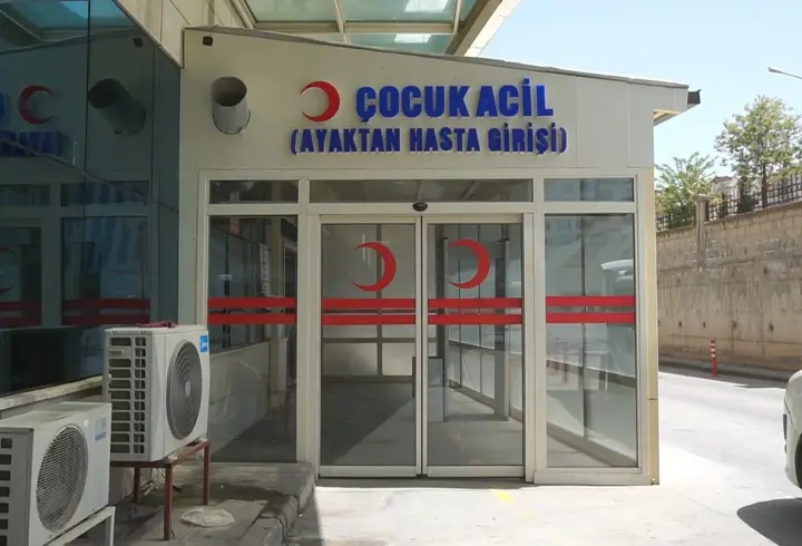 Üzerine tatlı şerbeti dökülen 3 yaşındaki İsra, yaralandı