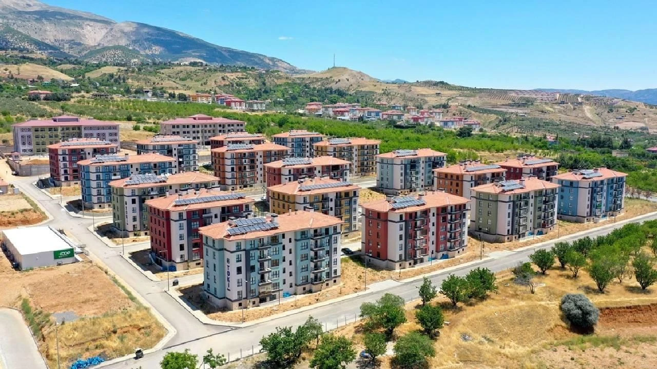 Deprem bölgesinde 49 bin 56 bağımsız bölüm yarın hak sahiplerine teslim edilecek