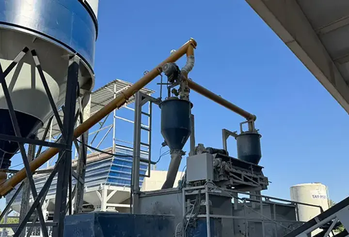Beton karıştırıcısına düşüp, hayatını kaybetti