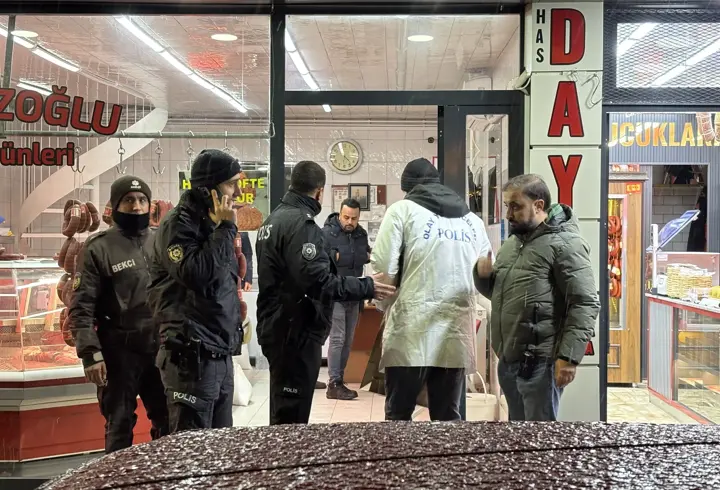 Kasap dükkanında silahlı kavga anı kamerada: 2 yaralı
