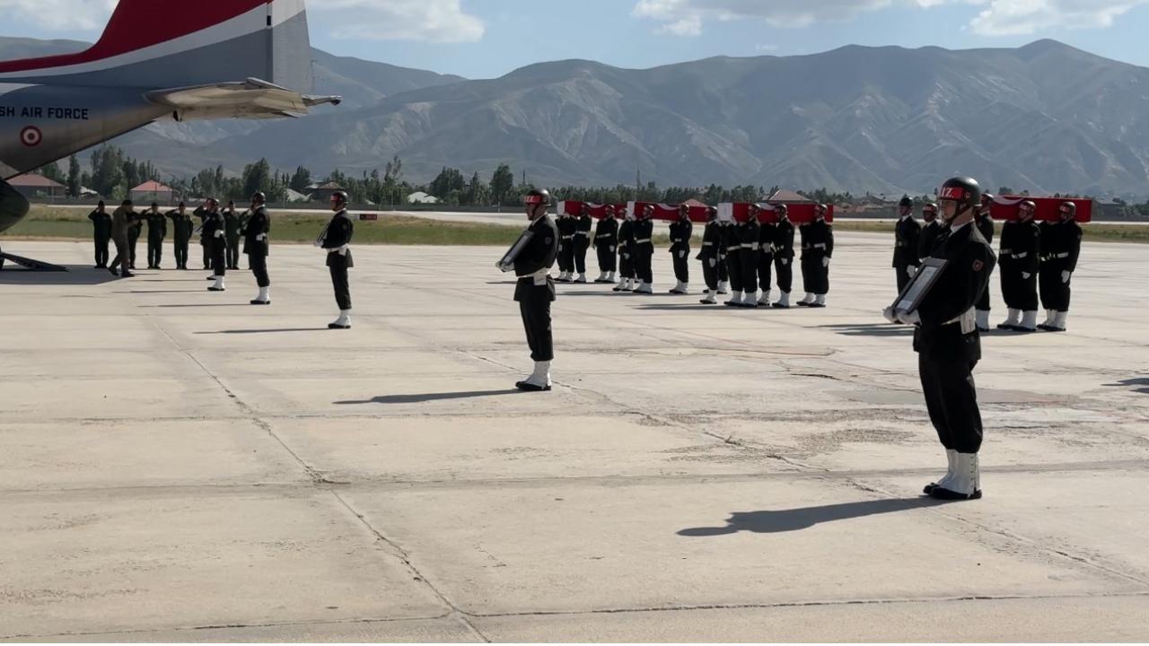 Şehitlerimiz için için Hakkari'de tören düzenlendi