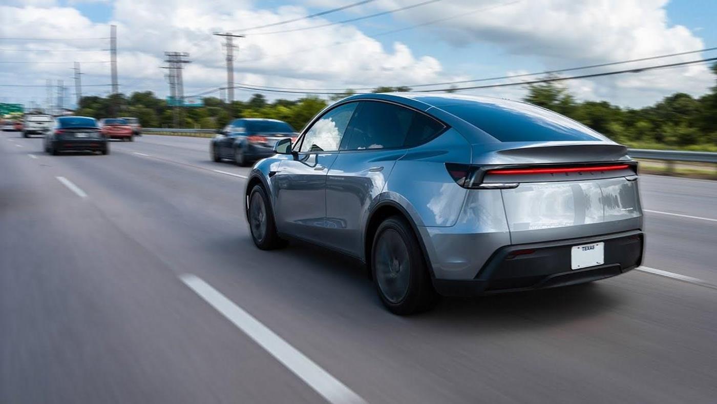 Tesla'nın fabrikadan müşteriye otonom araç teslimatındaki hata alay konusu oldu