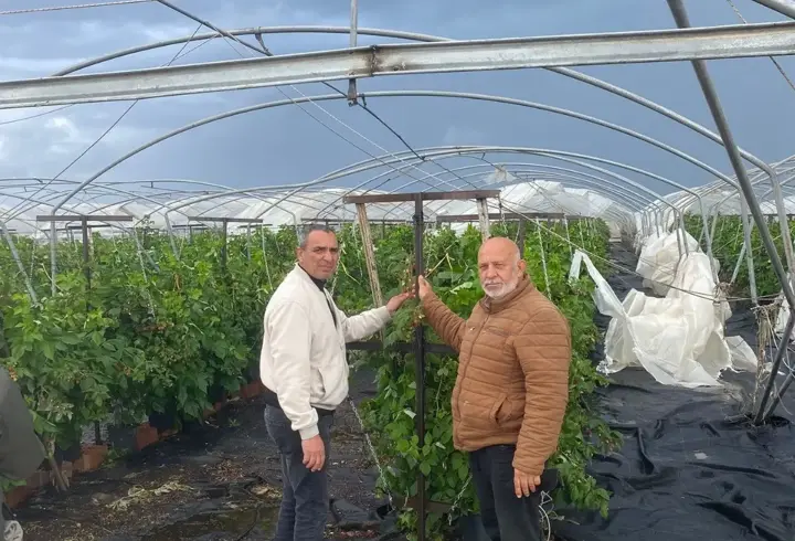 Mersin'de dolu ve fırtına seraları vurdu