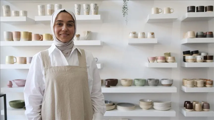 Sanat tarihçisi kadın, kurduğu atölyeyle seramik sevgisini mesleğe dönüştürdü