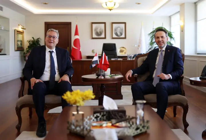 Bakan Bayraktar duyurdu! Enerjide yeni dönem... Türkiye ile Mısır arasında Stratejik FSRU Anlaşması