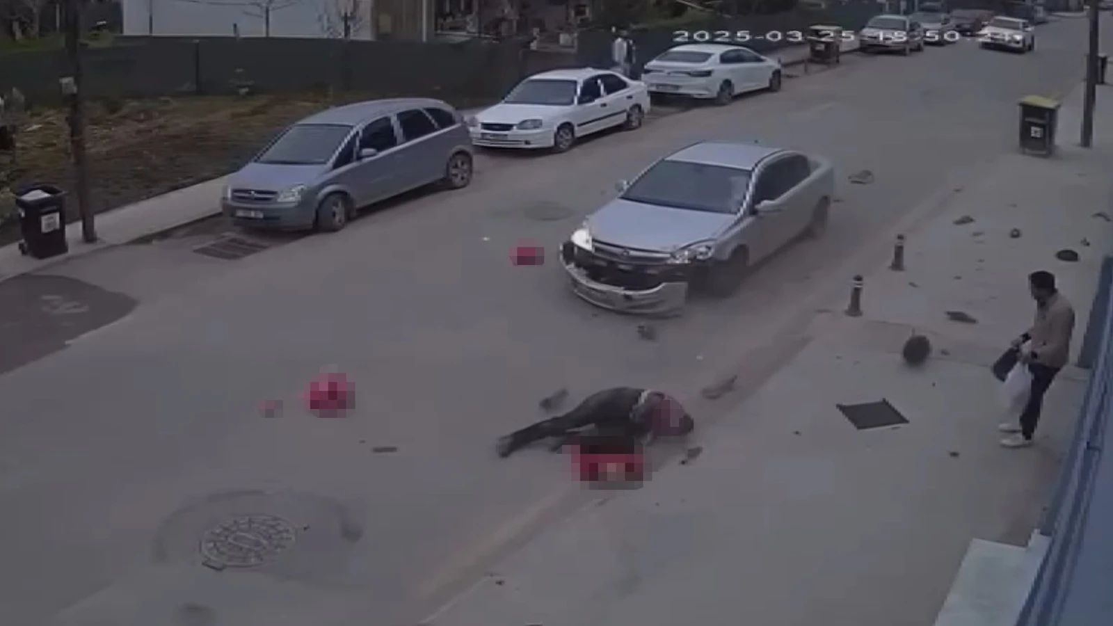 Otomobilin motosikletle çarpıştığı kaza kamerada