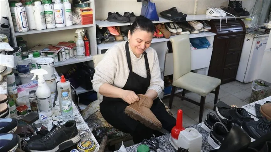 Eşine yardım için başladığı ayakkabı tamirciliğinde usta oldu