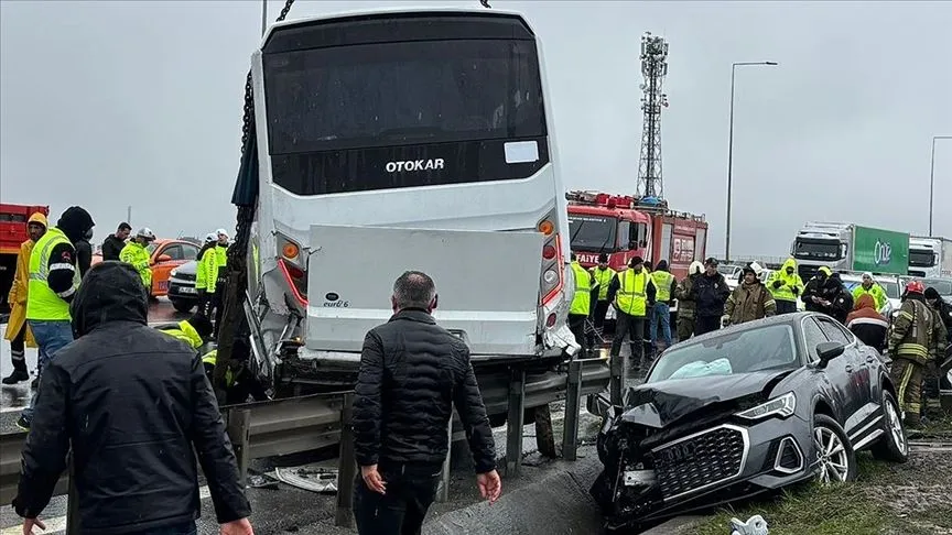İstanbul'da polis servis aracının karıştığı kazada yaralanan polis memuru şehit oldu