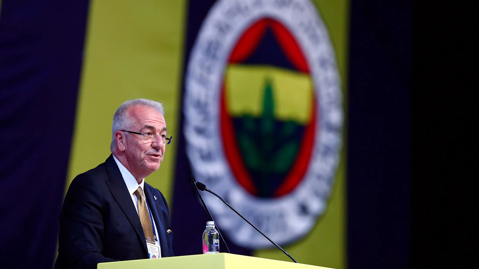 Fenerbahçe Başkan Vekili Erol Bilecik, görevinden ayrılacağını duyurdu