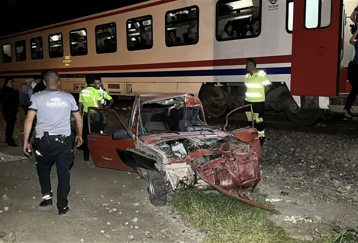 Yolcu treni, sürücüsünün raylara bırakıp kaçtığı otomobile çarptı