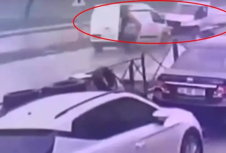 Kamyonet, refüjü aşıp minibüse çarptı; 1'i ağır, 2 yaralı