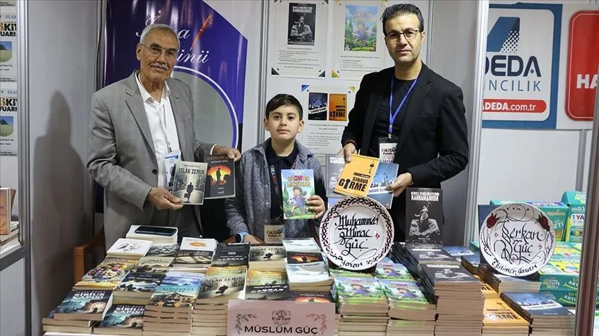 Elazığlı üç kuşak yazar aynı stantta kitaplarını imzalıyor