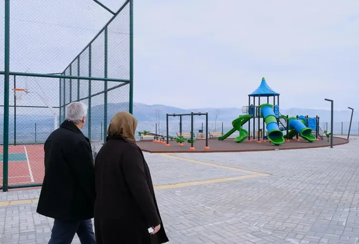Bakan Kurum, bayramı yeni evlerinde karşılayan depremzede ailenin görüntülerini paylaştı