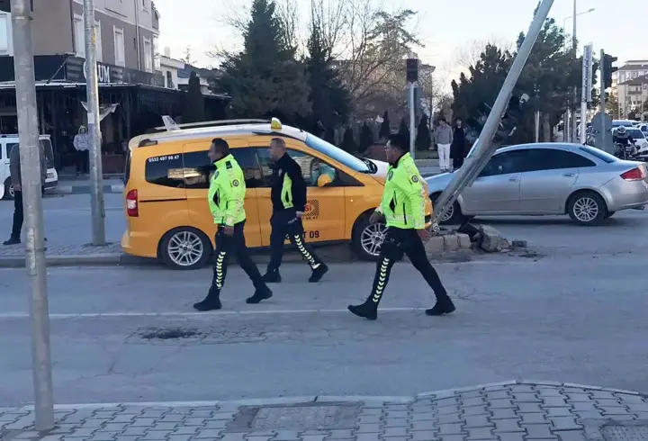 Direksiyonda kalp krizi geçirip, kaza yapan taksi şoförü öldü