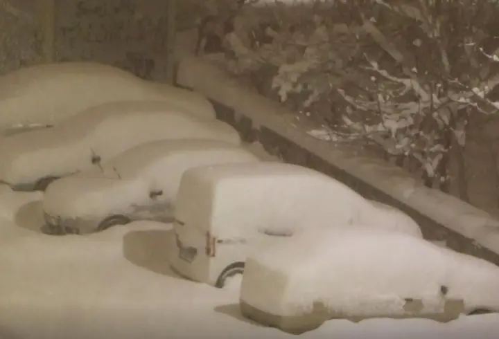 Erzurum'da kar yağışı etkili oldu; araçlar kara gömüldü