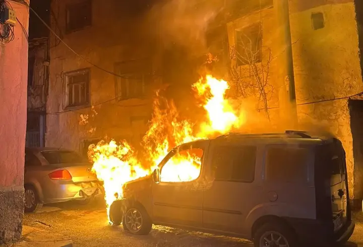 Hafif ticari aracı kundaklayan şüpheli tutuklandı