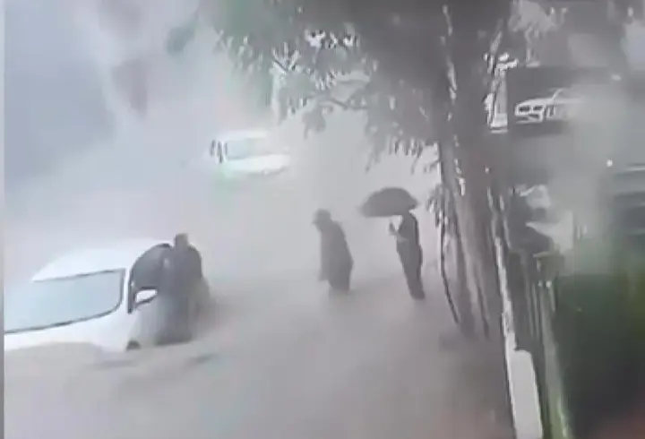 Sarıyer’de Selde Araçta Mahsur Kalan Sürücüyü Ön Camdan Çıkararak Kurtardı