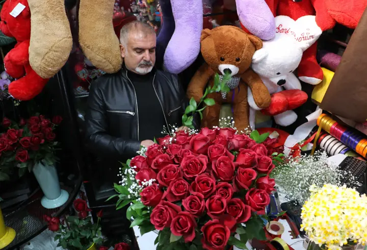 Diyarbakır’da 14 Şubat mesaisi: Vitrinler kırmızıya büründü