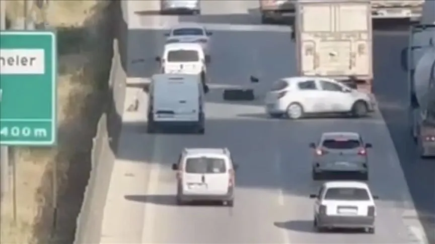Adana'da patlayan araç lastiğinin neden olduğu kazalar görüntülendi