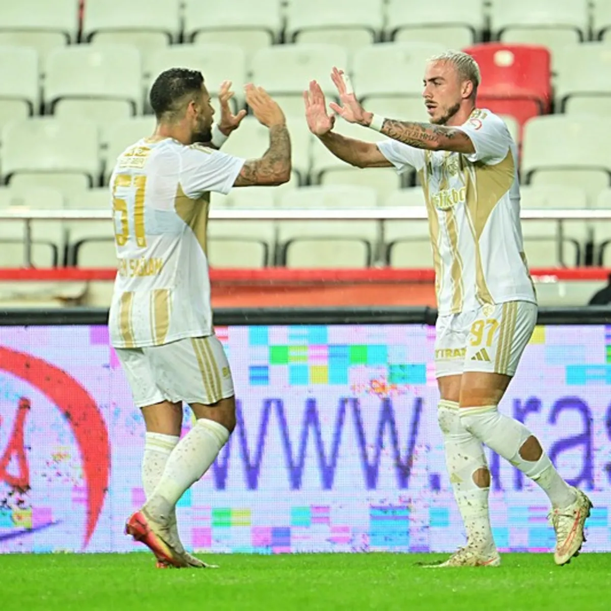 Metro Holding Kayserispor deplasmanda Antalyaspor'u farklı devirdi! İşte maçın özeti