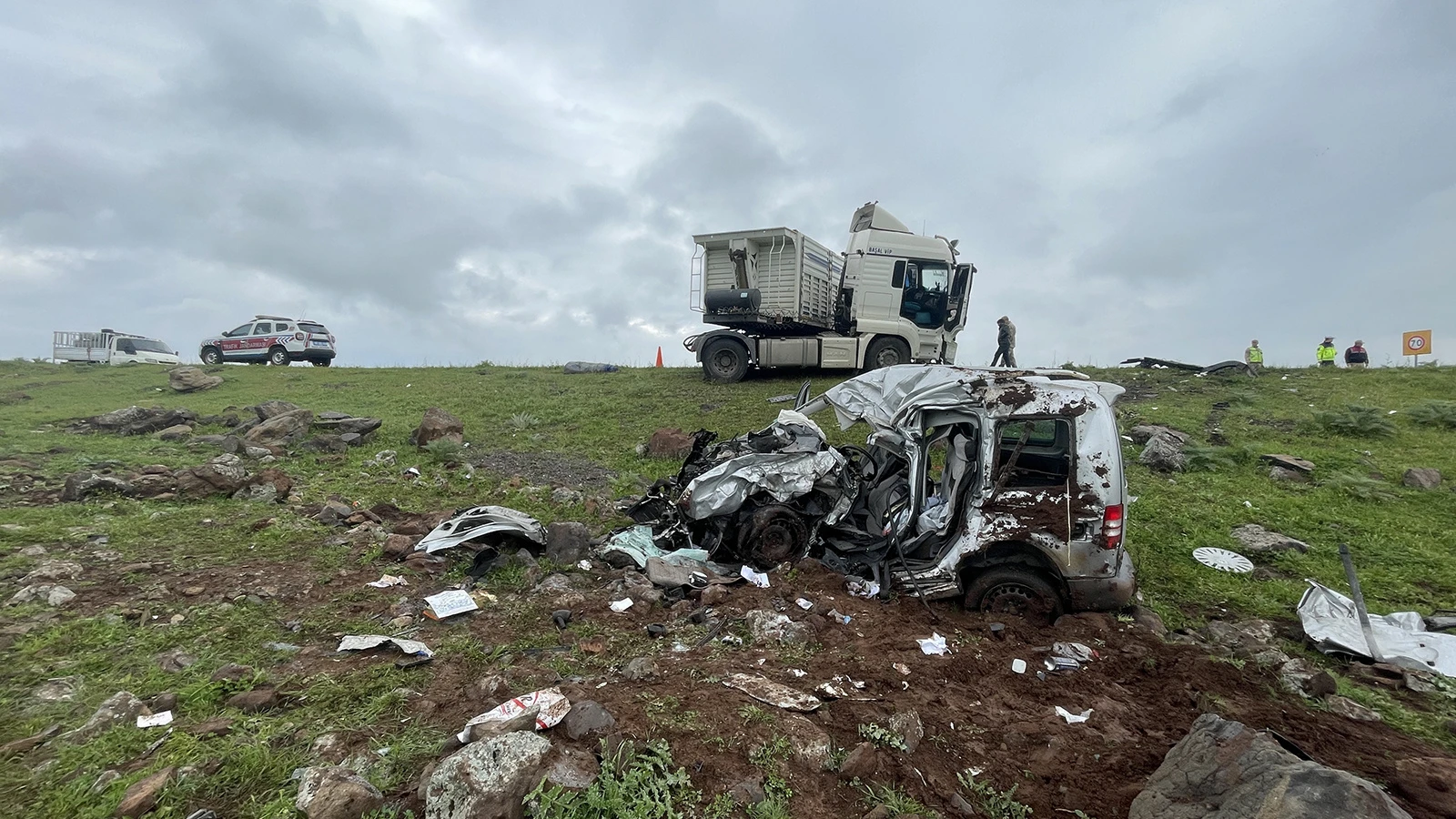 Şanlıurfa'da feci kaza! Araba kağıt gibi ezildi: 2 ölü