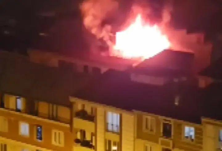 İstanbul - Esenyurt'ta 5 katlı binanın çatısı alev alev yandı