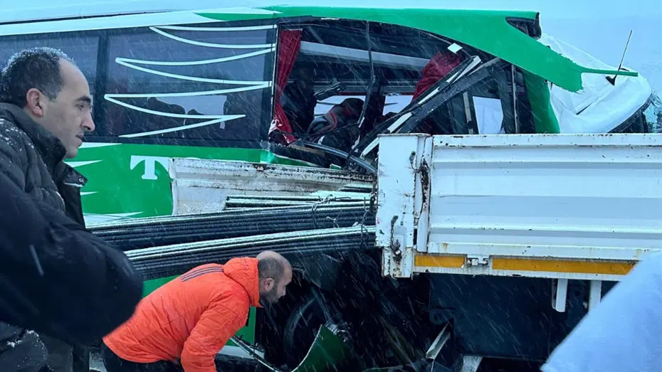 Tokat'ta karlı yolda kayan yolcu otobüsü TIR'a çarptı