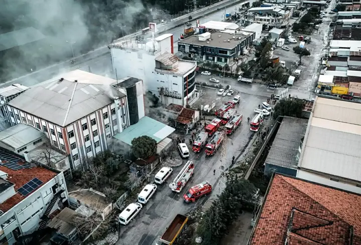 Bornova'da ayakkabı fabrikasında yangın; üst kattakileri itfaiye kurtardı