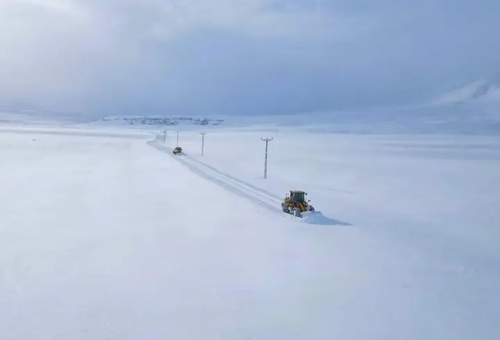 Ağrı'da 124 yerleşim yerinin yolu kardan kapandı