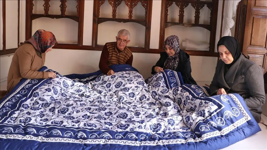 Yarım asırlık yorgan ustası mesleğini kadınlara öğretiyor