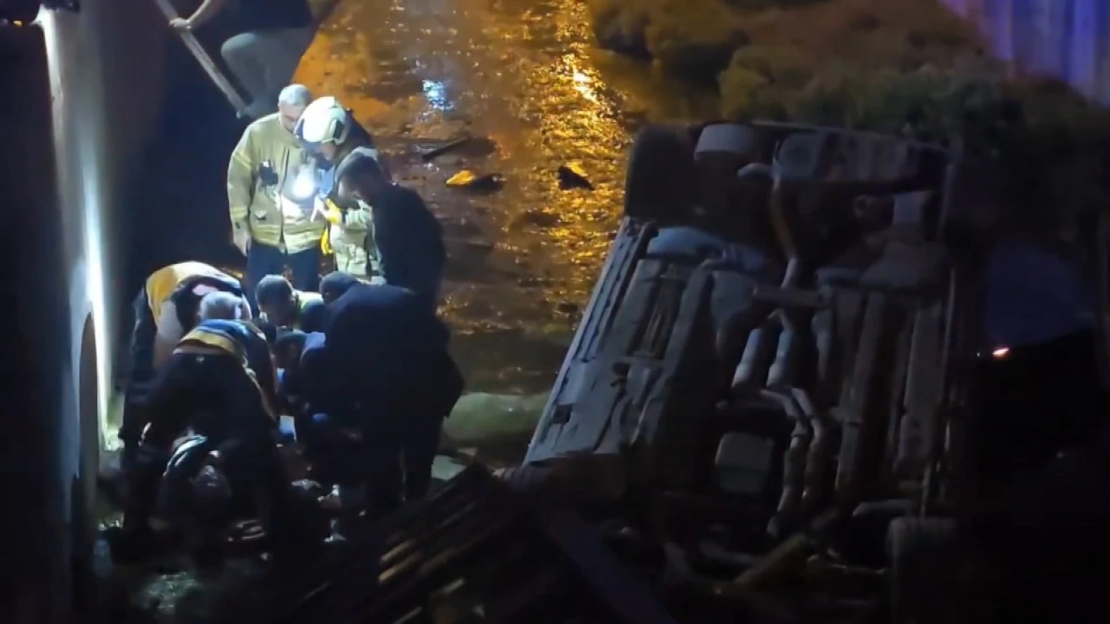 Otomobil dereye uçtu; sürücü kaçtı, yaralıyı itfaiye kurtardı