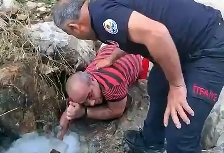 Adana’da kolu deredeki kayaların arasına sıkıştı, itfaiye ekibi kurtardı
